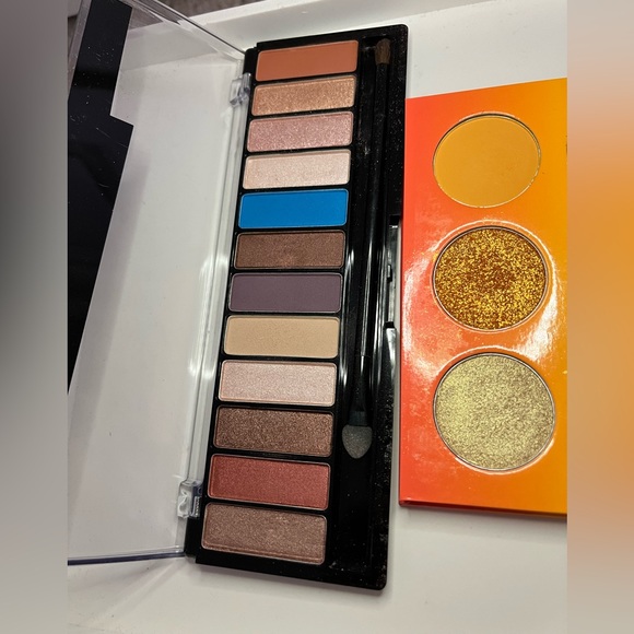 2 eyeshadow palettes - Picture 2 of 5